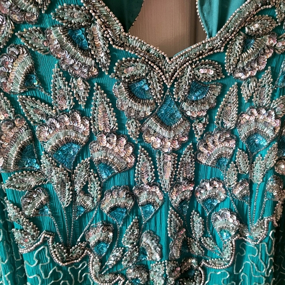 STUNNING VINTAGE BEADED GOWN - Picture 3 of 7